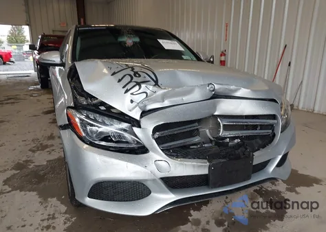 2017 Mercedes-Benz C 300 4Matic/Luxury 4Matic z USA, uszkodzony, nr VIN 55SWF4KB9HU184400